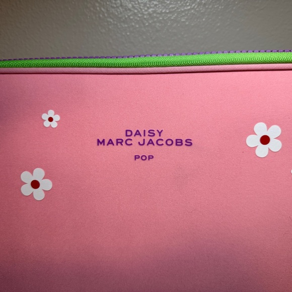 Marc Jacobs Daisy Pop Pink Floral Laptop Pouch NWT - Picture 2 of 6